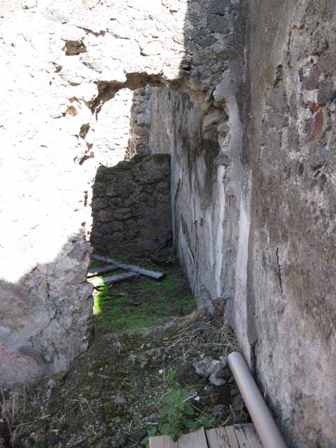I.2.10 Pompeii. December 2006. Tablinum with remains of painted decoration on east wall..