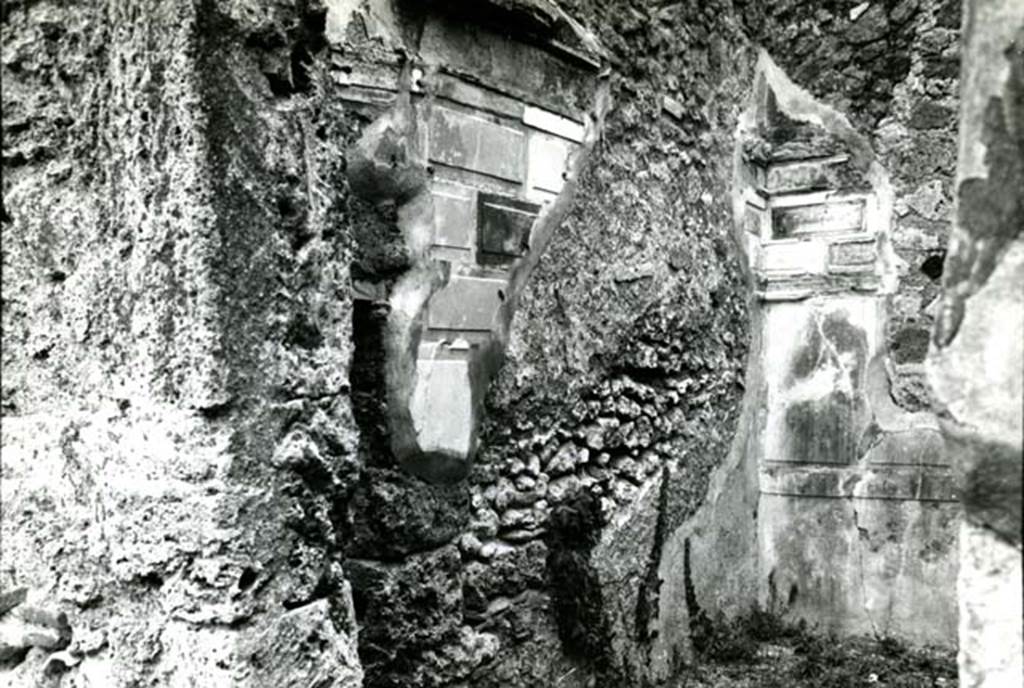 I.2.16 Pompeii. 1975. House, cubiculum g, left N wall and NE corners.  Photo courtesy of Anne Laidlaw.
American Academy in Rome, Photographic Archive. Laidlaw collection _P_75_2_14. 

