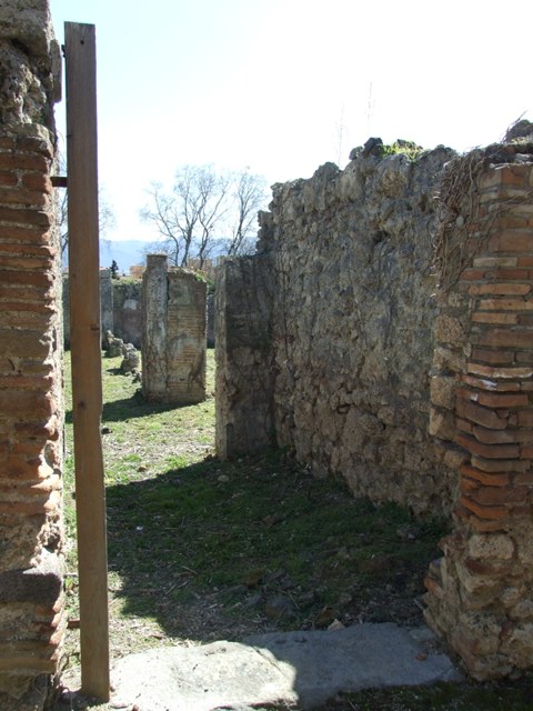 I.2.16 Pompeii.  September 2005.  Looking south along fauces.