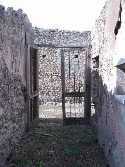 I.2.17 Pompeii. September 2005. Entrance fauces, looking south into Atrium.