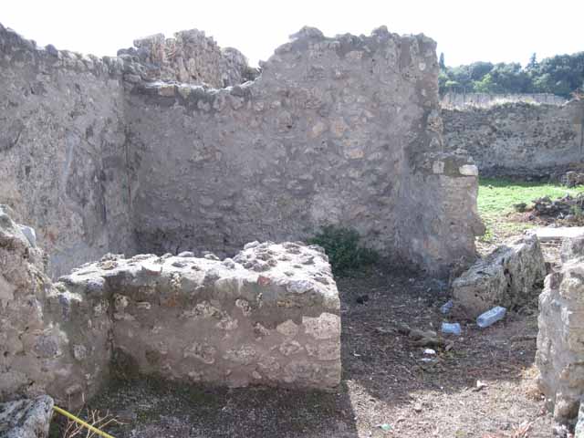 I.2.21 Pompeii. September 2010. Looking south along Vicolo del Citarista.
The entrance doorway is on the right (west) of the photo. Photo courtesy of Drew Baker.

