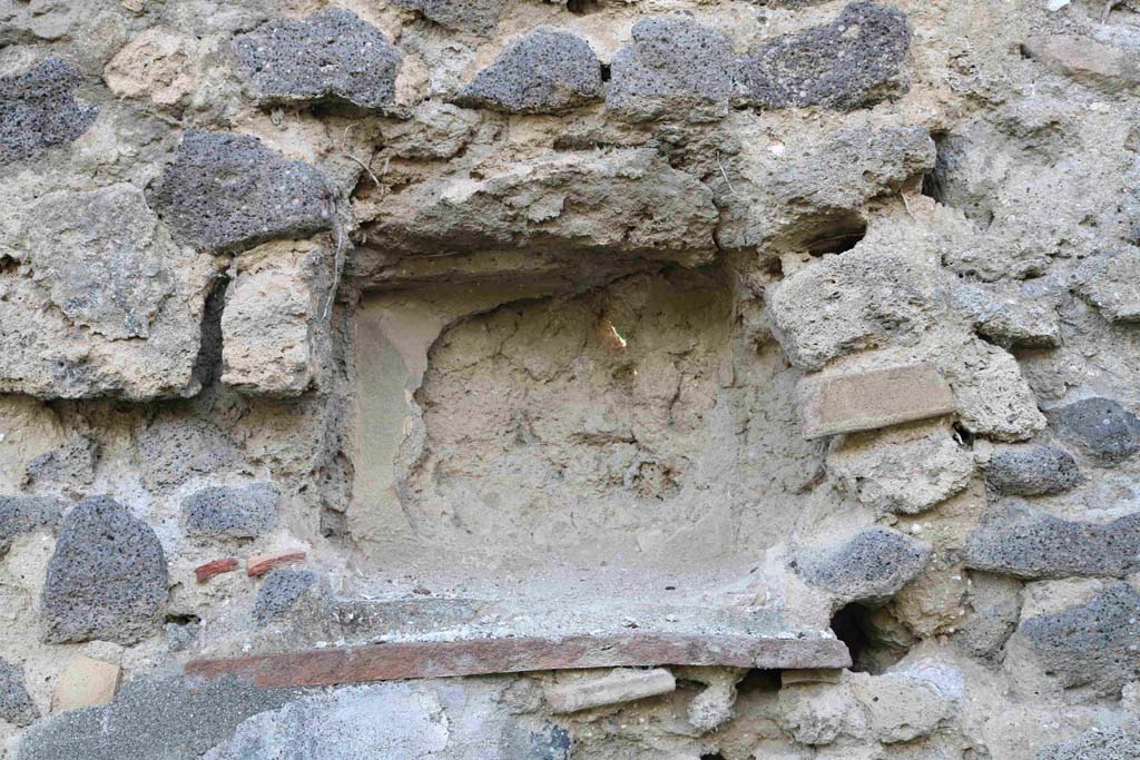 I.2.22 Pompeii. September 2018. Niche in west wall of garden room 5. Photo courtesy of Aude Durand.