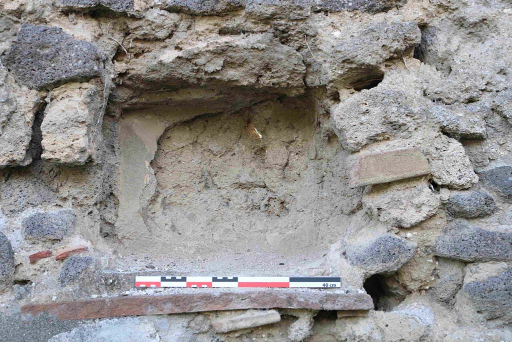 I.2.22 Pompeii. September 2018. Detail of niche in west wall of garden room 5. Photo courtesy of Aude Durand.

