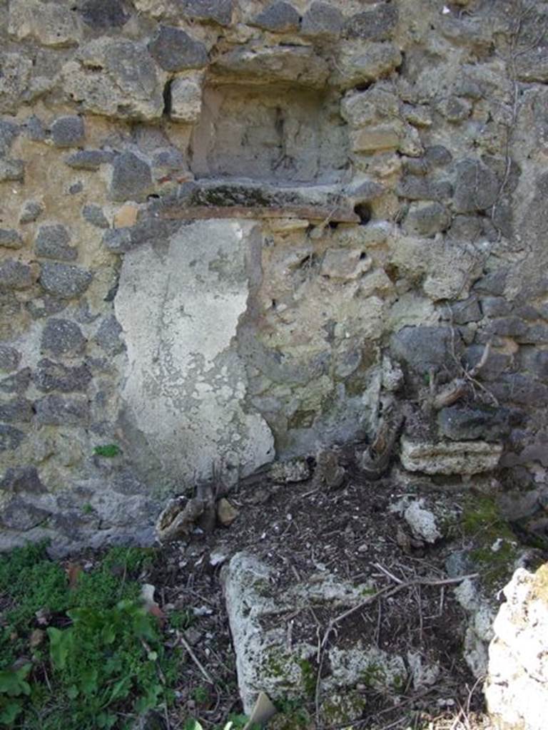 I.2.22 Pompeii.  March 2009.  Room 5. Small niche in West wall of Garden area.