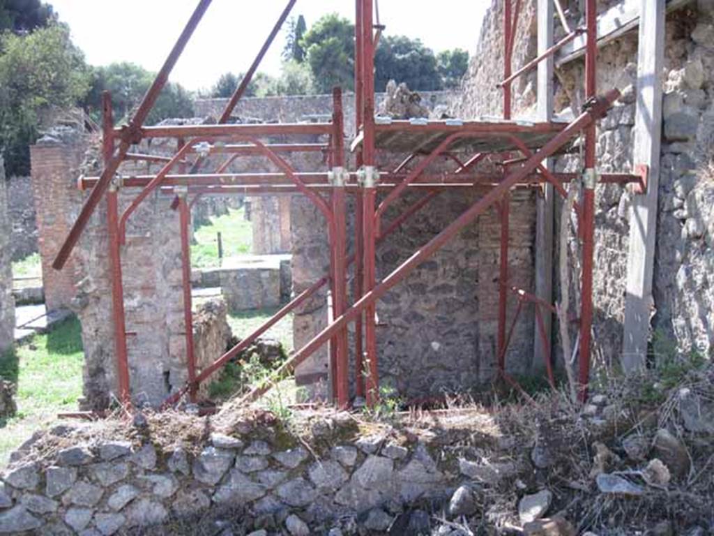 I.2.31 Pompeii. (on left).  Remains of street wall on Vicolo del Conciapelle. Looking east.