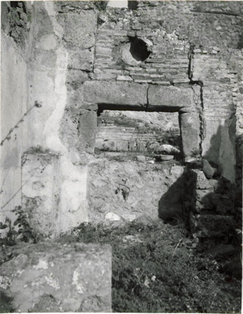 I.3.1 Pompeii. September 2010. Looking north-east across oven, with details of floor of oven. Photo courtesy of Drew Baker.
