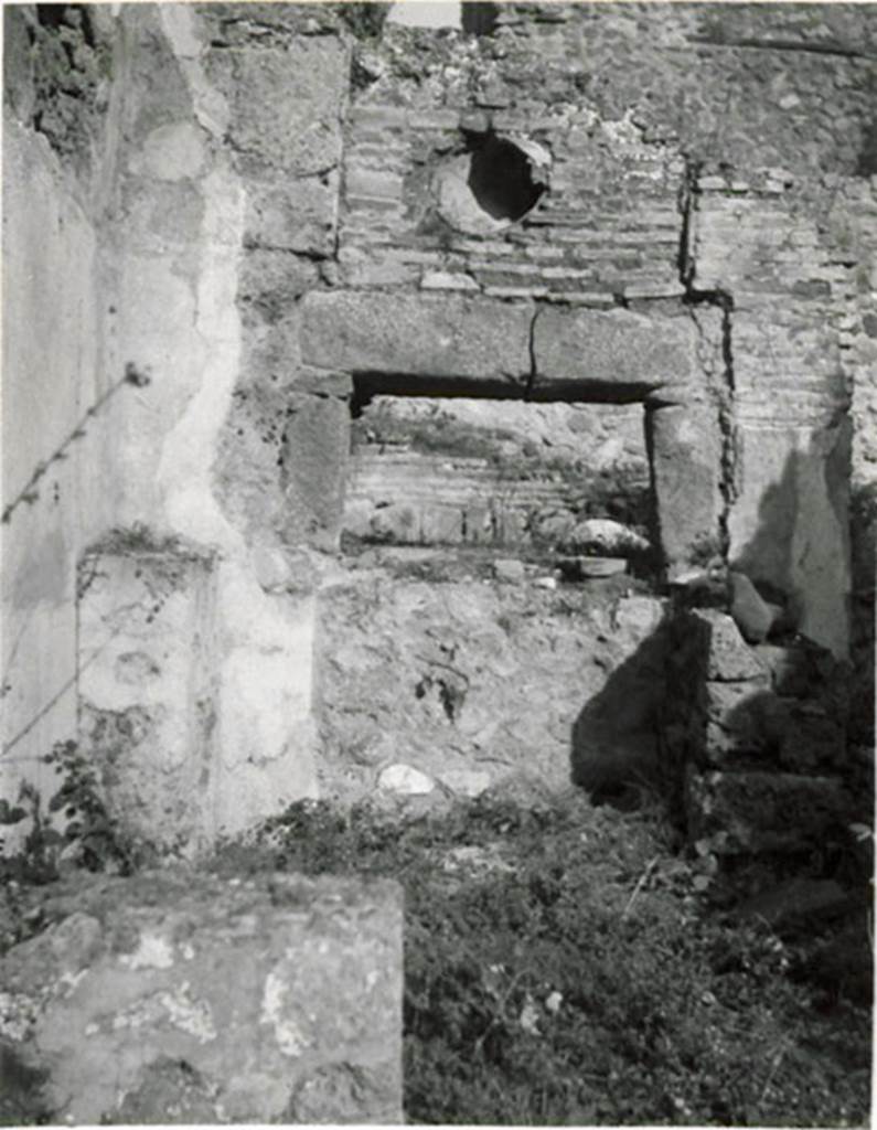 I.3.1 Pompeii. 1935 photograph taken by Tatiana Warscher. Looking east to oven in north-east corner.
See Warscher T., 1935. Codex Topographicus Pompeianus: Regio I.3. (no.2), Rome: DAIR, whose copyright it remains.
