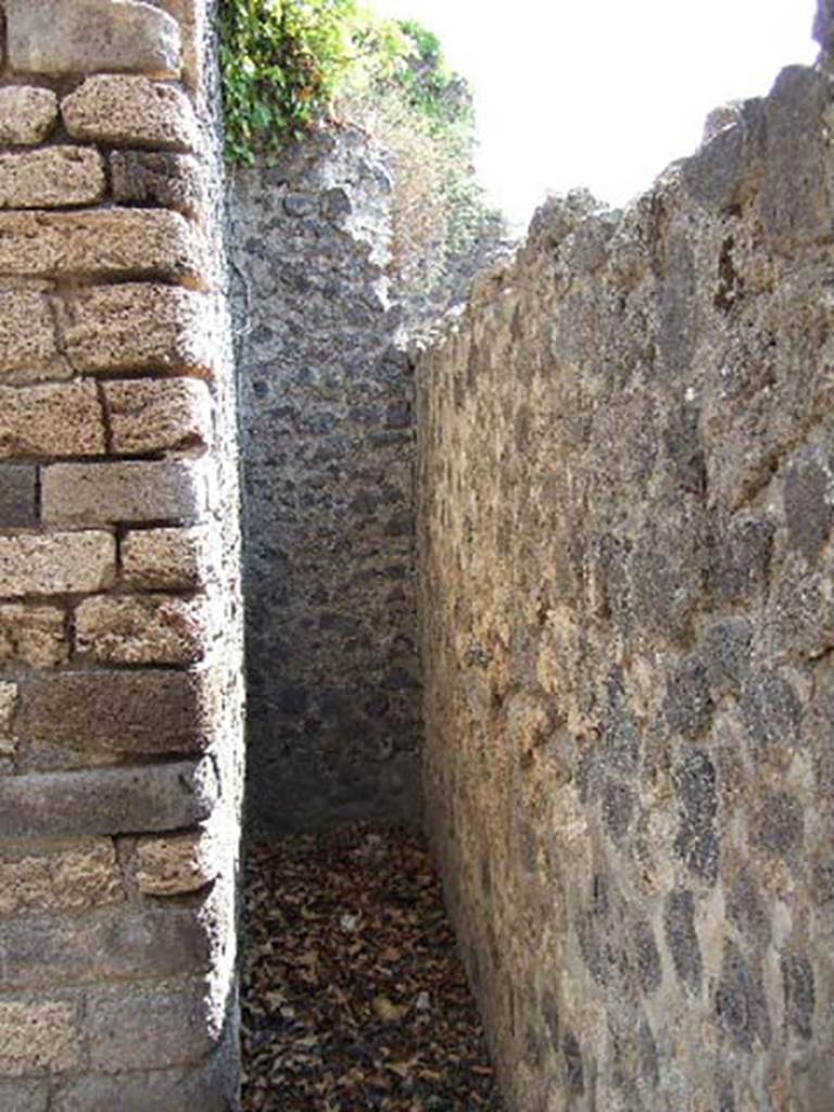 I.3.3 Pompeii. May 2005. Small narrow area, perhaps latrine or corridor.   