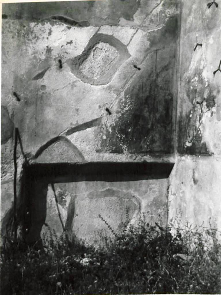 I.3.3 Pompeii. 1935 photograph taken by Tatiana Warscher. Recess in north-west corner.
Warscher wrote: “Triclinio “u” dove si vede l’incassatura per il letto.  Non è rimasto niente della pittura tranne alcune macchie colorate”. 
(translation: “Triclinium “u” where one could see the recess for the couch. Nothing remains of the painting other than coloured dots”.
See Warscher, T, 1935: Codex Topographicus Pompejanus, Regio I, 3: (no.11), Rome, DAIR, whose copyright it remains.  
