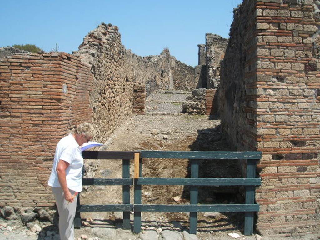 I.3.8 House(s). This angiportus provides access to two distinctly separate houses.
I.3.8a  entrance on right of main corridor. I.3.8b other entrance straight ahead 
