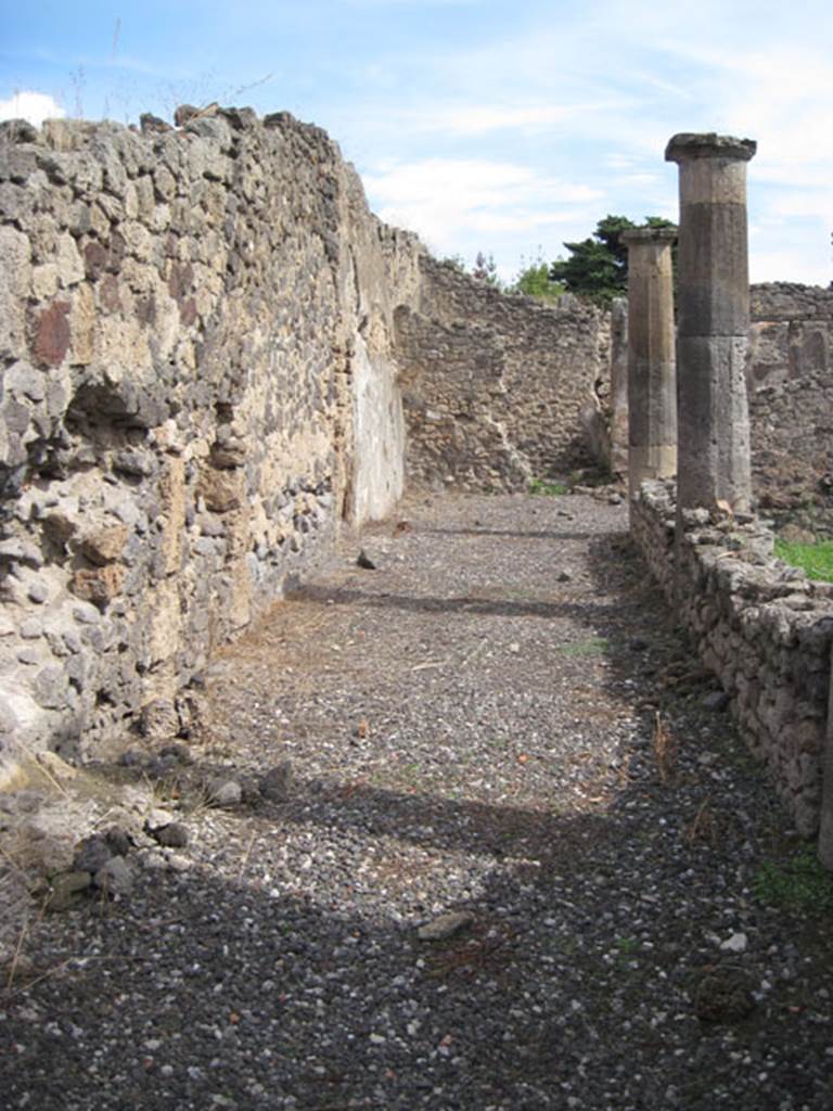 I.3.8b Pompeii. September 2010. Looking east along north portico of peristyle. Photo courtesy of Drew Baker.

