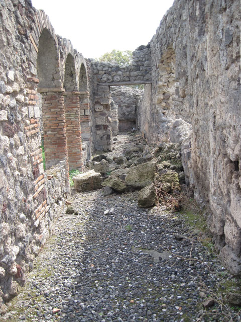 I.3.8b Pompeii. September 2010. Looking south along west portico of peristyle. Photo courtesy of Drew Baker.
