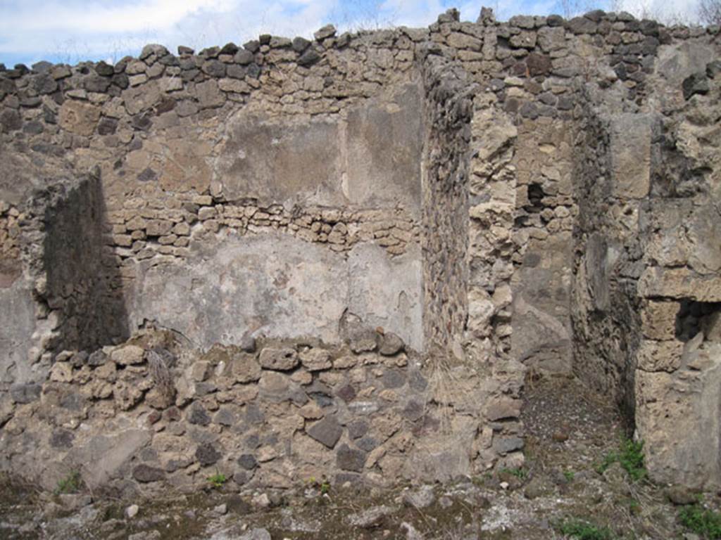 I.3.8b Pompeii. September 2010. North wall of tablinum. On the left can be seen the room in north-east corner of peristyle above the remains of its wall. On the right can be seen a doorway into a small room, with a window in its east wall. Fiorelli described these rooms as l’apotheca (small storeroom?), with another one at its rear. See Pappalardo, U., 2001. La Descrizione di Pompei per Giuseppe Fiorelli (1875). Napoli: Massa Editore. (p.39)
Photo courtesy of Drew Baker.
