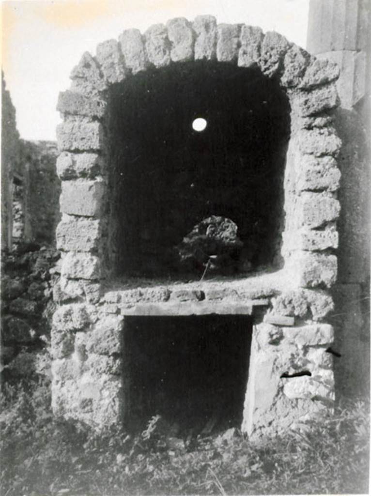 I.3.8b Pompeii. 1935 photograph taken by Tatiana Warscher. Looking west towards the front of the oven, resting on the east portico. The terracotta pipe to lead the smoke to the exterior was embedded in the wall of the oven.
See Warscher, T, 1935: Codex Topographicus Pompejanus, Regio I, 3: (no.24), Rome, DAIR, whose copyright it remains.  
