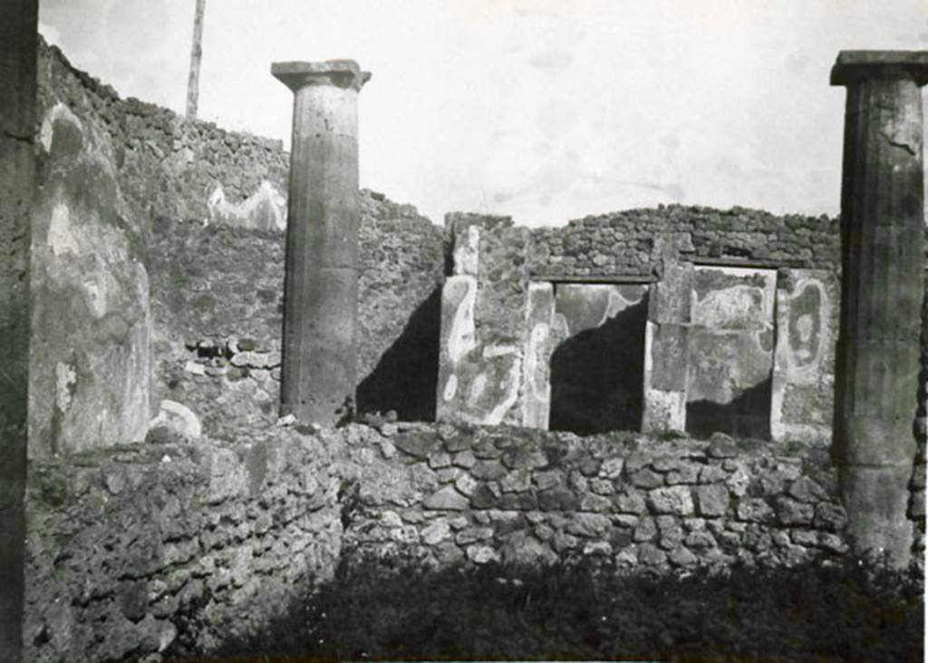 I.3.8b Pompeii. 1935 photograph taken by Tatiana Warscher. Taken from the centre of the peristyle, looking east along the north portico towards the corner column in the north-east corner, and the column on the east portico. Above the top of the parapet you can see the rooms located in the eastern part of the house.
See Warscher, T, 1935: Codex Topographicus Pompejanus, Regio I, 3: (no.22), Rome, DAIR, whose copyright it remains.  
