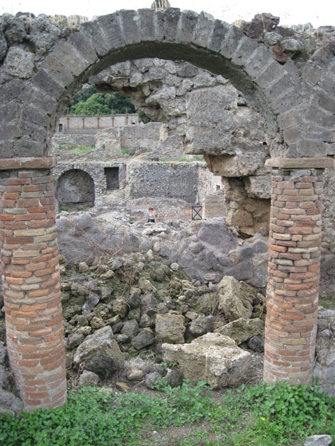 I.3.8b Pompeii. September 2010. Detail of southern arch. Photo courtesy of Drew Baker.
