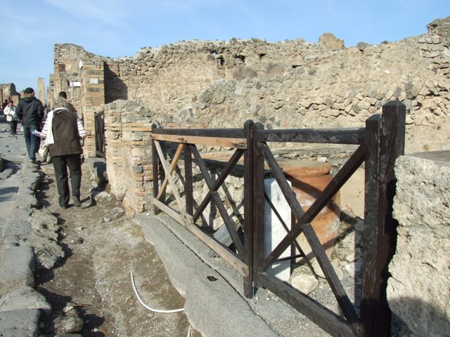 I.3.11 Pompeii.  December 2007.  Counter with five of the eight dolia.