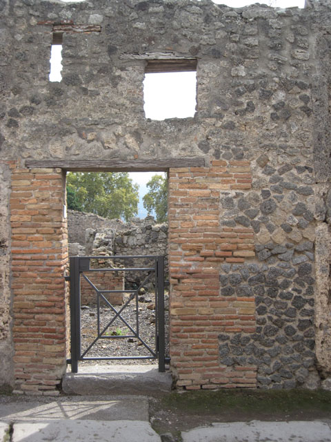 I.3.16 Pompeii. 1935 photograph taken by Tatiana Warscher. Looking south towards the entrance doorway, with windows above.
See Warscher, T, 1935: Codex Topographicus Pompejanus, Regio I, 3: (no.32), Rome, DAIR, whose copyright it remains.
According to Warcher, quoting Fiorelli, “This was a small laundry or maybe a dyers.”