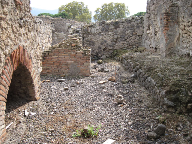 I.3.16 Pompeii. 1935 photograph taken by Tatiana Warscher. The opening of the boiler for inserting the wood for burning.
See Warscher, T, 1935: Codex Topographicus Pompejanus, Regio I, 3: (no.35), Rome, DAIR, whose copyright it remains.