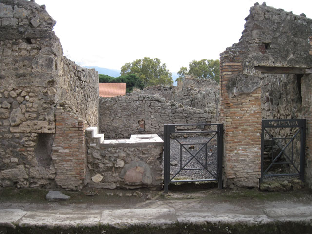 I.3.22 Pompeii. May 2005. Entrance doorway, looking south.