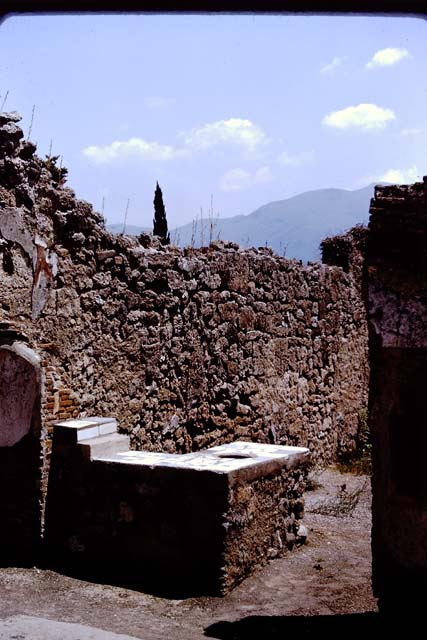 I.3.22 Pompeii. December 2007. Marble counter with two shelves for standing drinking vessels on and hole for a terracotta urn.