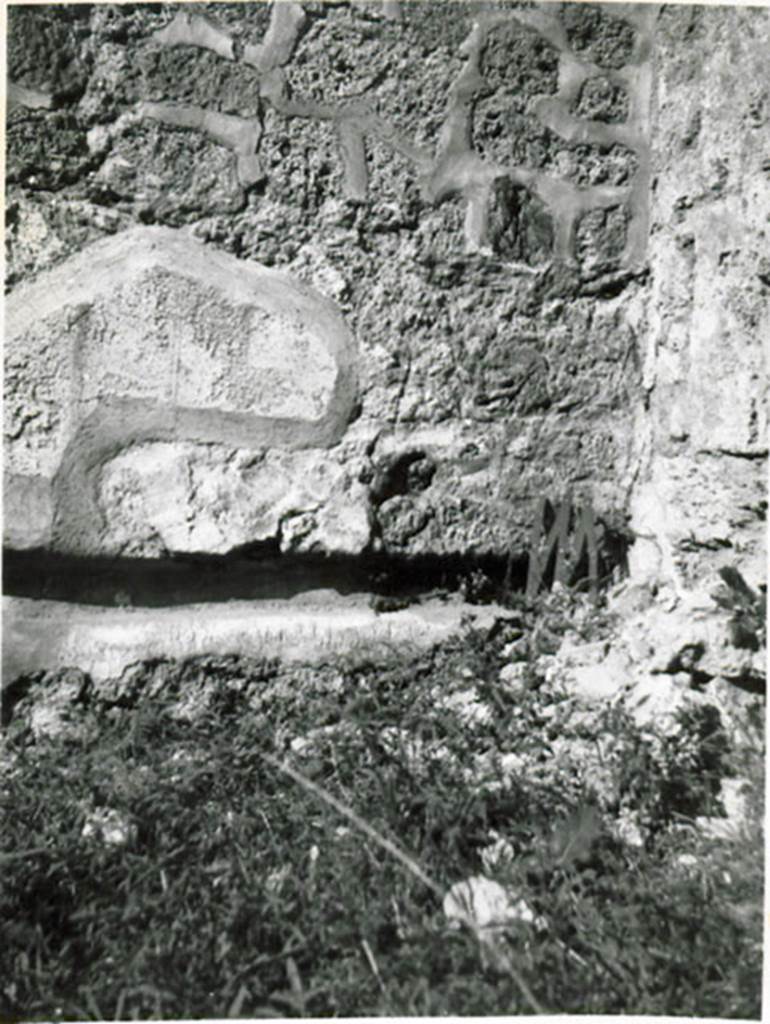 I.3.23 Pompeii. 1935 photograph taken by Tatiana Warscher. The hollow for the couch in triclinium “p”.
See Warscher, T, 1935: Codex Topographicus Pompejanus, Regio I, 3: (no.51), Rome, DAIR, whose copyright it remains.  

