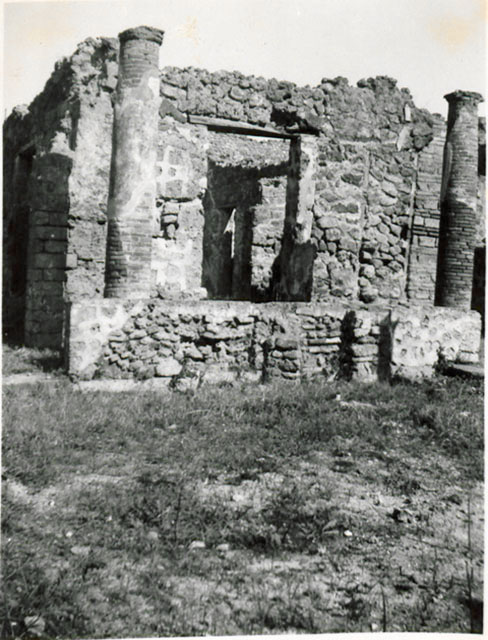 I.3.23 Pompeii. 1935 photograph taken by Tatiana Warscher. The south portico of the peristyle with the rooms located behind it, (according to Warscher’s plan, room “q” at the rear).
See Warscher, T, 1935: Codex Topographicus Pompejanus, Regio I, 3: (no.50), Rome, DAIR, whose copyright it remains.  
