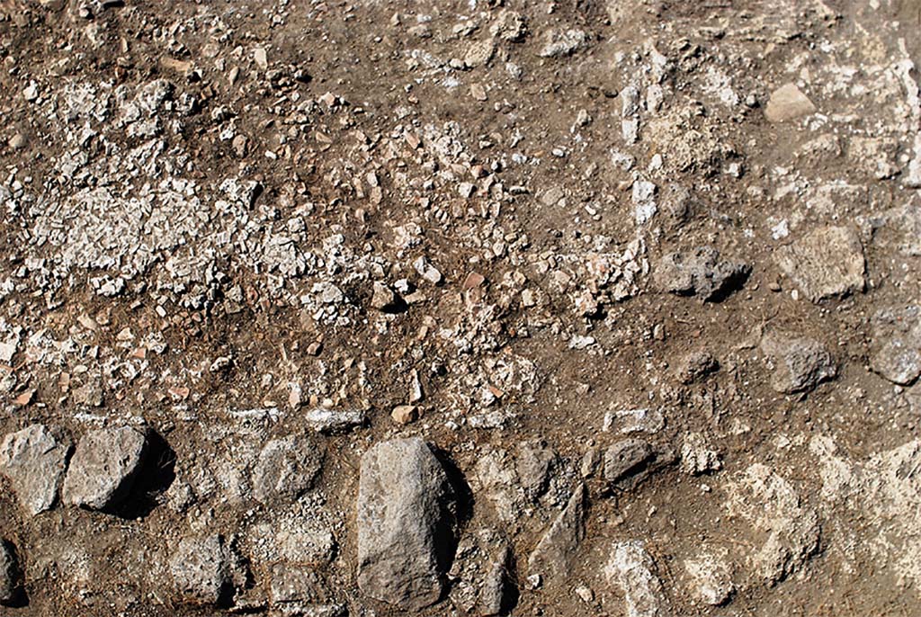 Fig. 6 – Pompéi, boulangerie I 3, 27 – Vestiges d’un mur arasé et de son sol en éclats de calcaire (vue du sud).
Cliché : N. Monteix – EFR. Utilisation soumise à CC-BY-NC-SA 4.0
