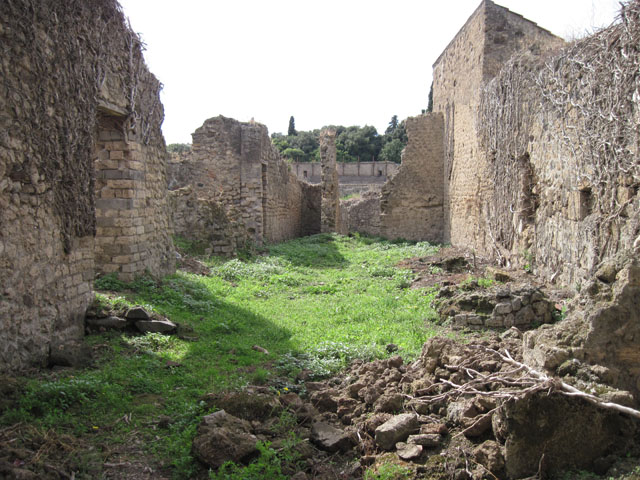 I.3.27 Pompeii.  March 2009. South wall of Pistrinum, on the east side of room on the East side of the Oven.