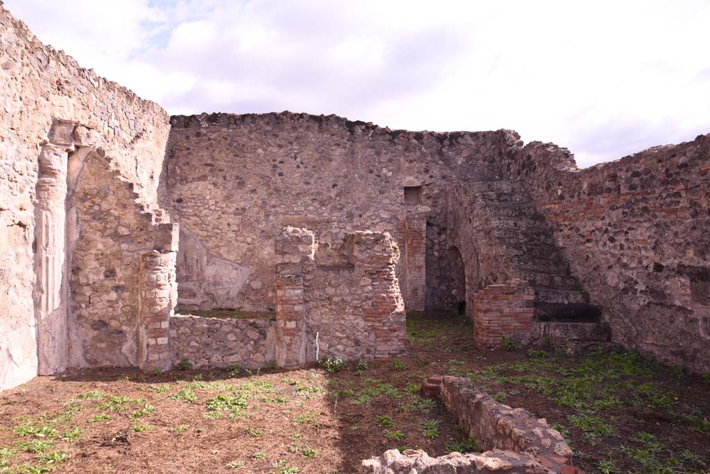 I.4.2 Pompeii. October 2019. Looking east across garden area towards windowed triclinium, on left, and stairs to upper floor, on right.
Foto Tobias Busen, ERC Grant 681269 DCOR.
