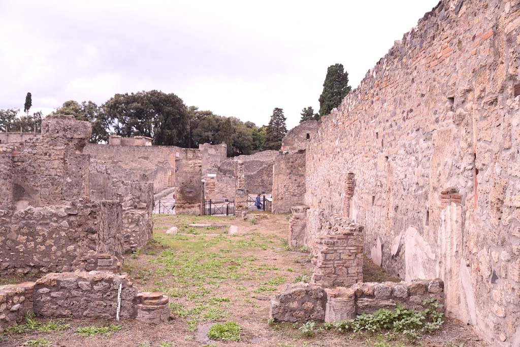 I.4.2 Pompeii. October 2019. Looking west from garden area, through tablinum, across atrium, towards entrance corridor.
Foto Tobias Busen, ERC Grant 681269 DCOR.
