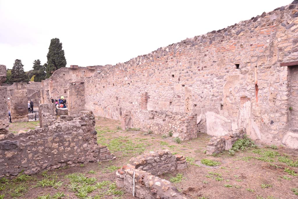 I.4.2 Pompeii. October 2019. Looking north-west from garden portico, towards tablinum, in centre.
Foto Tobias Busen, ERC Grant 681269 DCOR.
