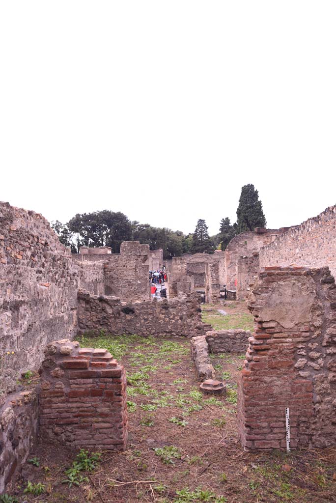 I.4.2 Pompeii. October 2019. Looking west through doorway from triclinium into garden area.
Foto Tobias Busen, ERC Grant 681269 DCOR.
