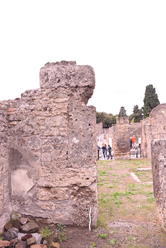 I.4.2 Pompeii. October 2019. West wall of cubiculum or oecus, with doorway to atrium.
Foto Tobias Busen, ERC Grant 681269 DCOR.

