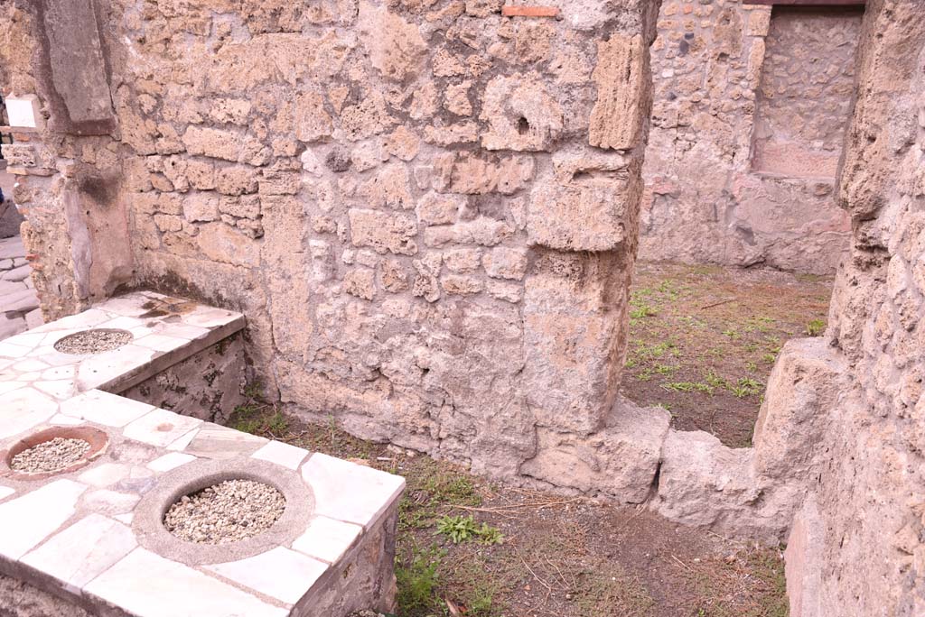 I.4.3 Pompeii. October 2019. North wall at rear of bar counter, with window overlooking I.4.4.
Foto Tobias Busen, ERC Grant 681269 DCOR.
