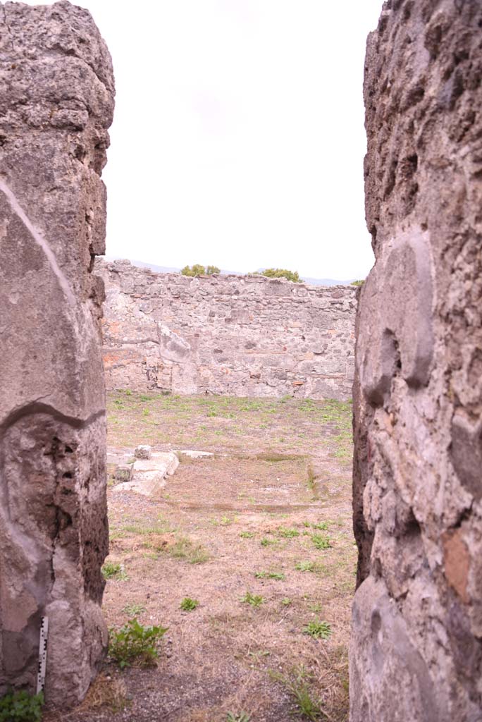 I.4.9 Pompeii. October 2019. Cubiculum d, looking south across atrium from doorway.
Foto Tobias Busen, ERC Grant 681269 DCOR.
