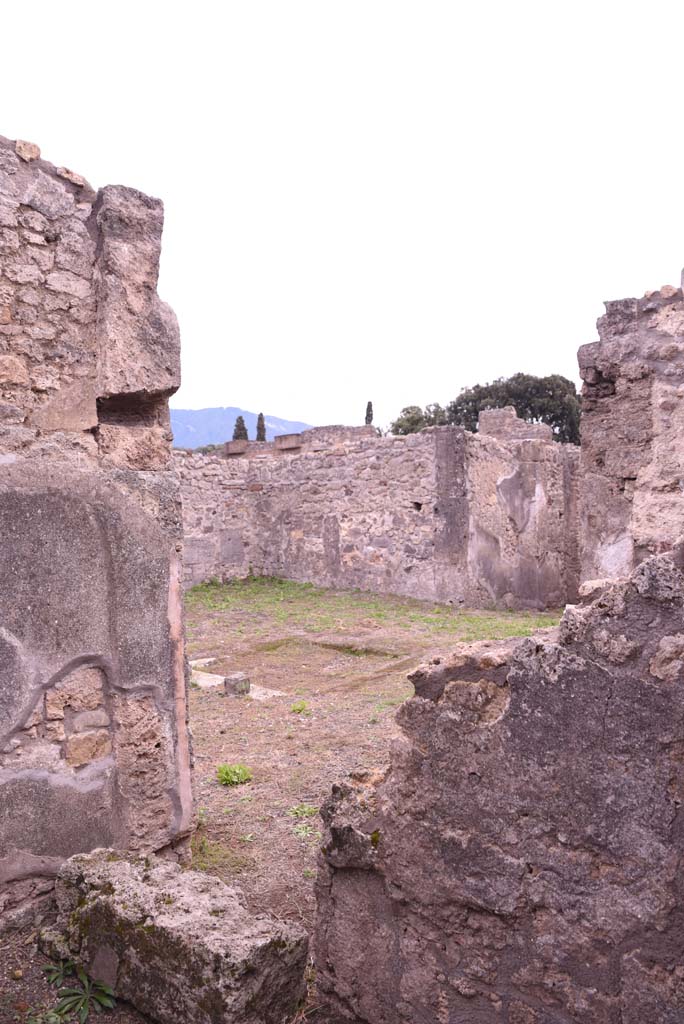 I.4.9 Pompeii. October 2019. Room f, west wall with doorway to ala, and south-west across atrium.
Foto Tobias Busen, ERC Grant 681269 DCOR.

