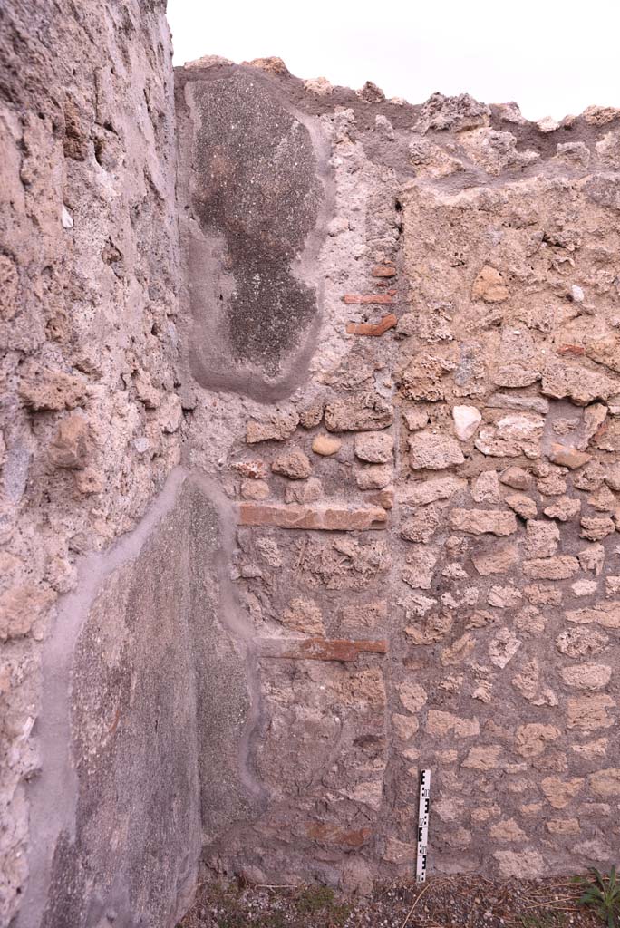 I.4.9 Pompeii. October 2019. Room f, detail from north-east corner, and east wall.
Foto Tobias Busen, ERC Grant 681269 DCOR.
