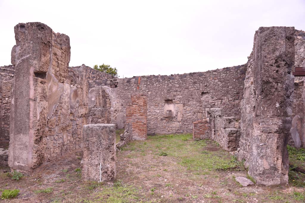 I.4.9 Pompeii. October 2019. 
Tablinum h, in centre, with corridor i, on left, and doorway to room g, on right, looking east from atrium.
Foto Tobias Busen, ERC Grant 681269 DCOR.
