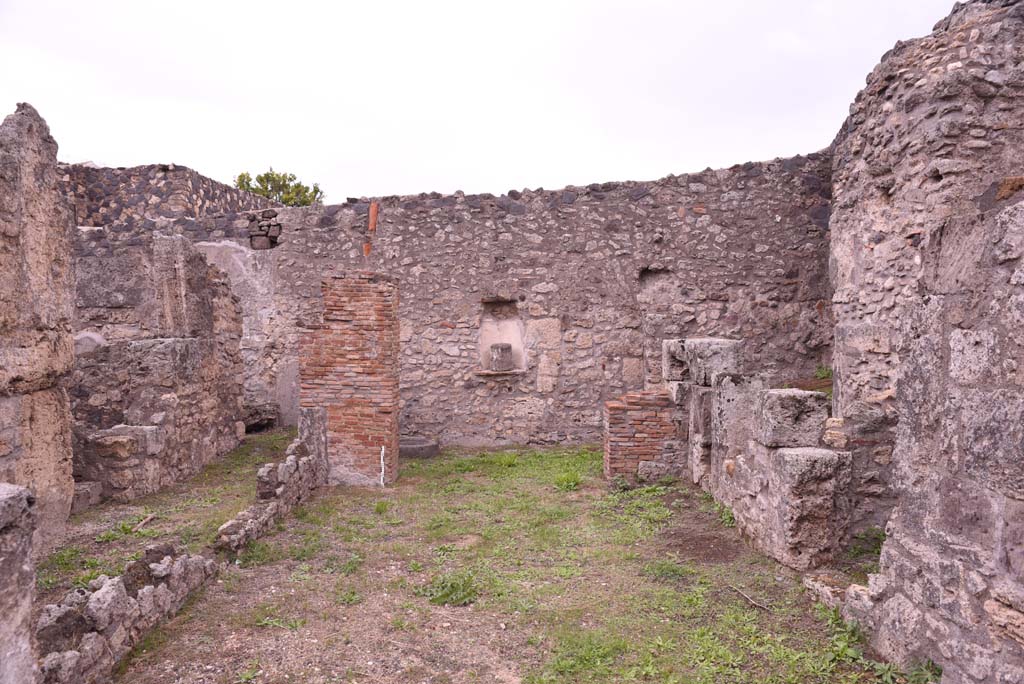 I.4.9 Pompeii. October 2019. Tablinum h, looking east towards courtyard n.
Foto Tobias Busen, ERC Grant 681269 DCOR.
