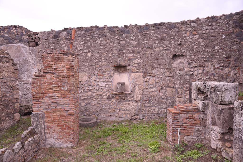 I.4.9 Pompeii. October 2019. Tablinum h. looking east into courtyard n, with niche in east wall.
Foto Tobias Busen, ERC Grant 681269 DCOR.
