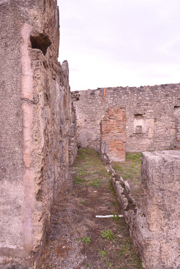 I.4.9 Pompeii. October 2019. Corridor i, looking east from atrium.
Foto Tobias Busen, ERC Grant 681269 DCOR.
