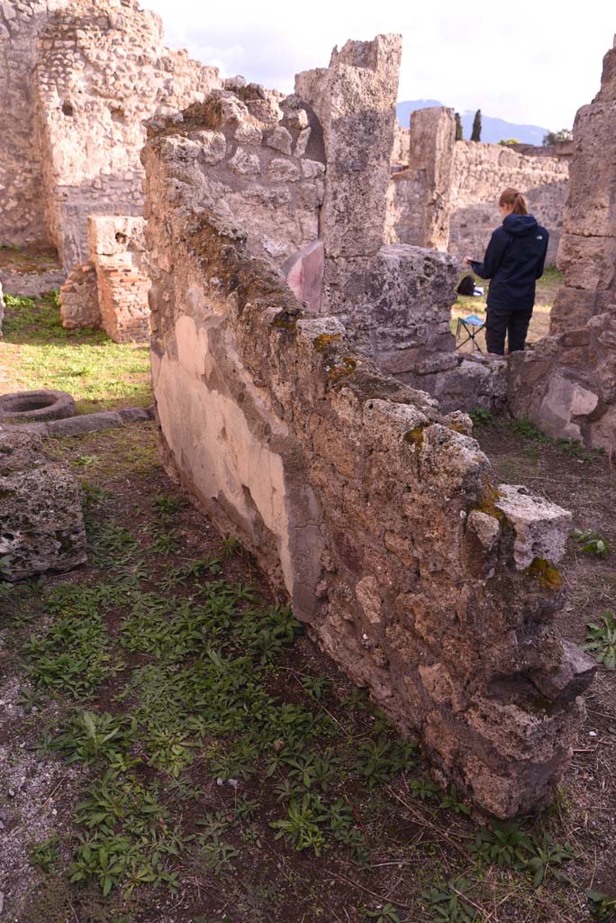 I.4.9 Pompeii. October 2019. Room k, west wall, with doorway to room l (L), on right.
Foto Tobias Busen, ERC Grant 681269 DCOR.

