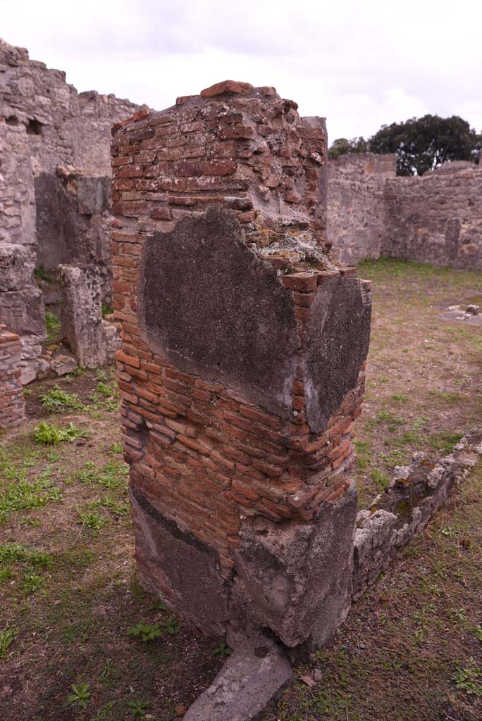 I.4.9 Pompeii. October 2019. Courtyard n, pilaster in north-west corner, with corridor i, on right.
Foto Tobias Busen, ERC Grant 681269 DCOR.

