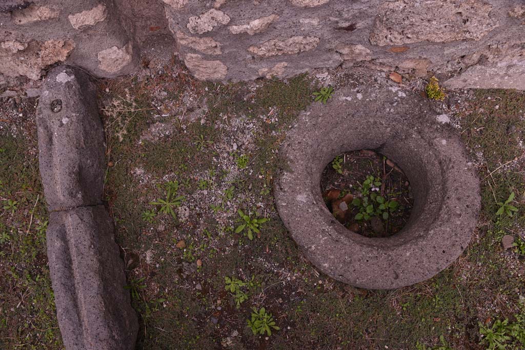 I.4.9 Pompeii. October 2019. Courtyard n, detail of cistern-mouth near east wall.
Foto Tobias Busen, ERC Grant 681269 DCOR.
