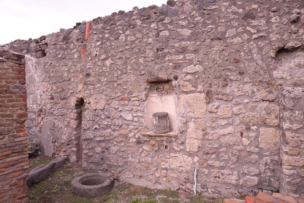 I.4.9 Pompeii. October 2019. Courtyard n, looking north-east along east wall, towards doorway into corridor i, on left.
Foto Tobias Busen, ERC Grant 681269 DCOR.
