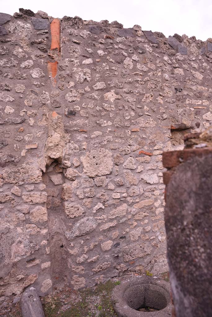 I.4.9 Pompeii. October 2019. Courtyard n, east wall at north end.
Foto Tobias Busen, ERC Grant 681269 DCOR.

