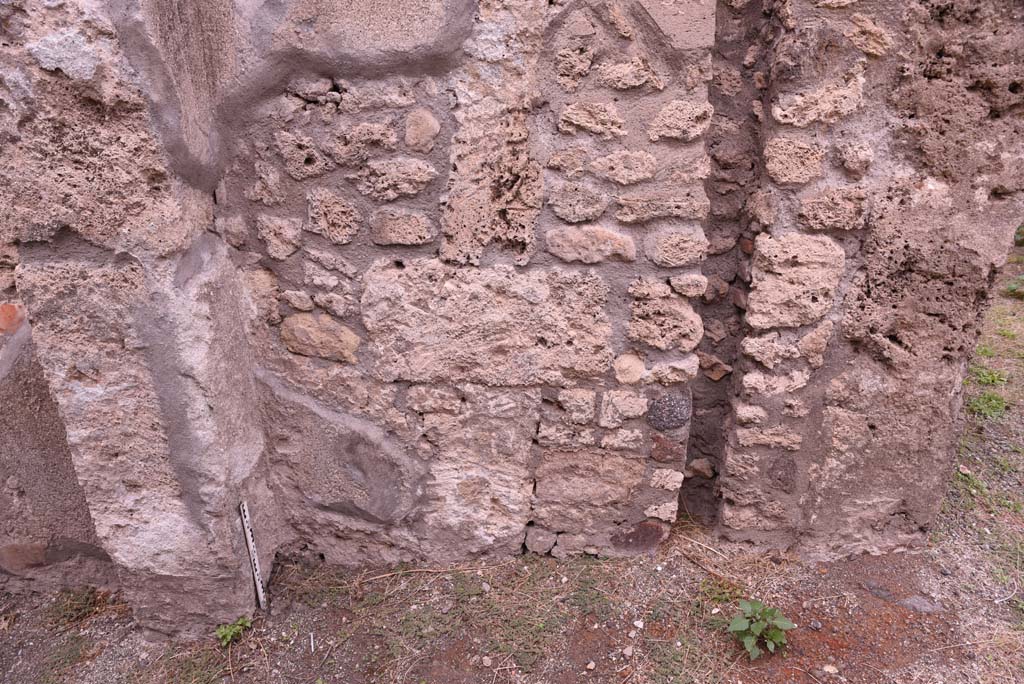 I.4.9 Pompeii. October 2019. Detail of zoccolo/dado from north side of entrance corridor, at east end.
Foto Tobias Busen, ERC Grant 681269 DCOR.
