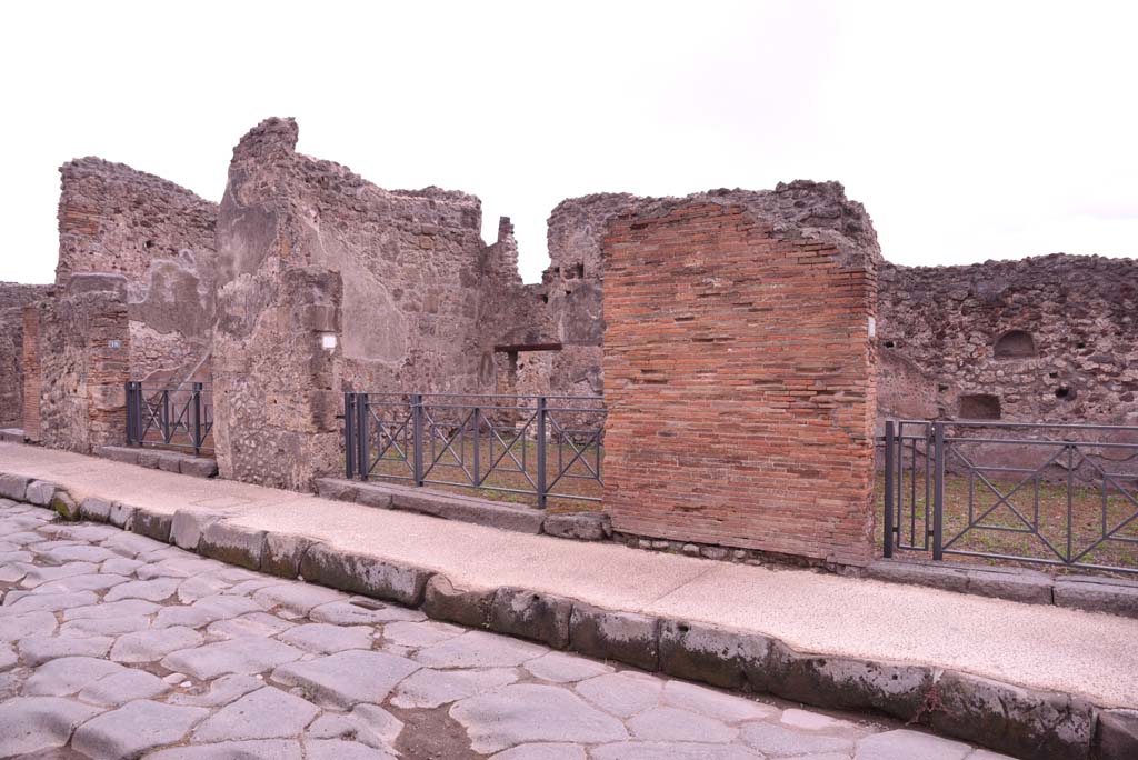 I.4.17 Pompeii, in centre. October 2019. Looking towards entrance doorways, with I.4.18, on left, and I.4.16, on right.
Foto Tobias Busen, ERC Grant 681269 DCOR.
