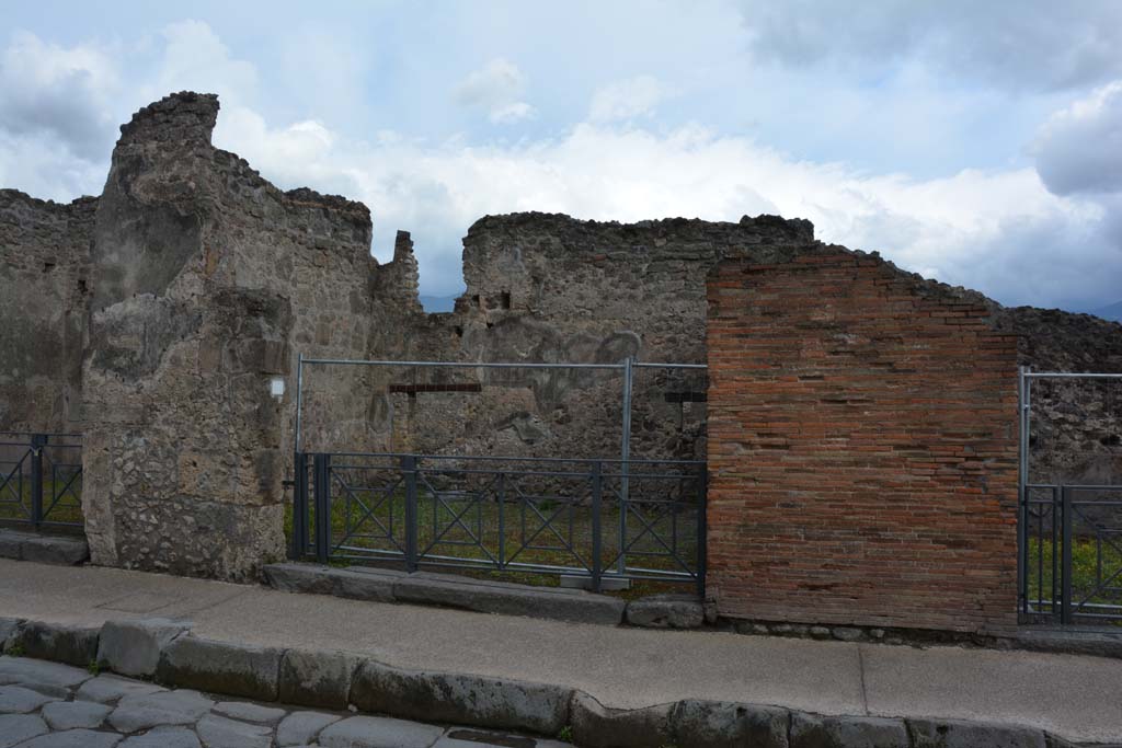 I.4.17 Pompeii. May 2019. Looking south to entrance doorway on Via dellAbbondanza.
Foto Tobias Busen, ERC Grant 681269 DCOR.
